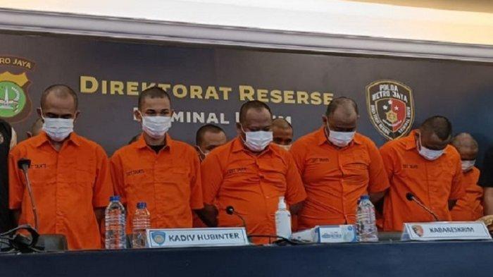 12 orang pelaku penjualan ginjal jaringan internasional yang dihadirkan dalam rilis pers di Gedung Direktorat Reserse Kriminal Umum, Kamis (20/7/2023). 12 orang itu ditangkap oleh tim gabungan Ditreskrimum Polda Metro Jaya dan Bareskrim Polri.