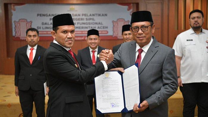 Wakil Gubernur Aceh, Fadhlullah, menyerahkan surat keputusan (SK) penunjukan Alhudri sebagai Pelaksana Tugas (Plt) Sekretaris Daerah Aceh menggantikan Muhammad Diwarsyah, di Gedung Serbaguna Kantor Gubernur Aceh, Banda Aceh, Rabu (19/2/2025).