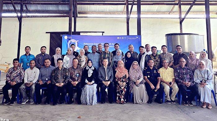 Rektor USK Prof Marwan dan Wali Kota Banda Aceh Illiza Sa'adudin Djamal foto bersama dengan seluruh hadirin seusai pelepasan ekspor minyak nilam dari ARC-USK ke Paris, Prancis, melalui pesawat Garuda Indonesia di Blang Bintang, Aceh Besar, Minggu (13/4/2025).