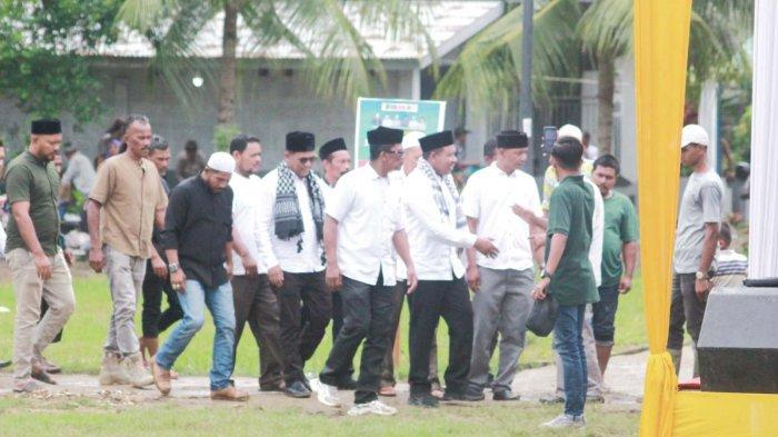 Calon Bupati dan Wakil Bupati Aceh Timur Sulaiman (Tole) dan Abdul Hamid (Apong), saat debat kandidat di Aula Dishub Aceh Timur, Selasa (12/11/2024).