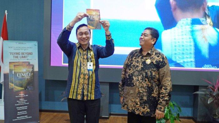 Direktur RSUDZA, dr Isra Firmansyah Sp.A PhD didampingi Kepala Dinas Kesehatan Aceh dr Munawar memperlihatkan buku 'Memoar RSUDZA' saat peluncuran pada acara puncak peringatan HKN ke-59 di RSUDZA, Banda Aceh, Kamis (23/11/2023).