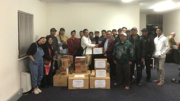 KJRI membagikan bantuan logistik kepada para ABK berupa vitamin, alat kebersihan, jaket parasut, sepatu boot maupun makanan khas Indonesia yang dirindukan ABK