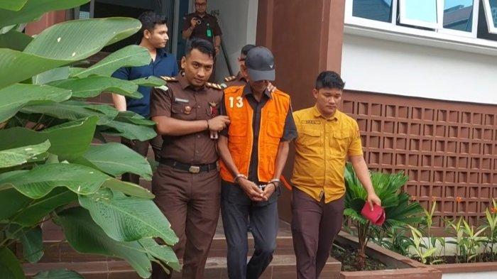 Kejari Bireuen, Senin (30/12/2024), menahan AI, tersangka korupsi Dana Simpan Pinjam Kelompok Perempuan (SPP) pada Program Nasional Pemberdayaan Masyarakat (PNPM) Mandiri Perdesaan (MP) tahun 2019 -2023 di Kecamatan Jeunieb, Kabupaten Bireuen.