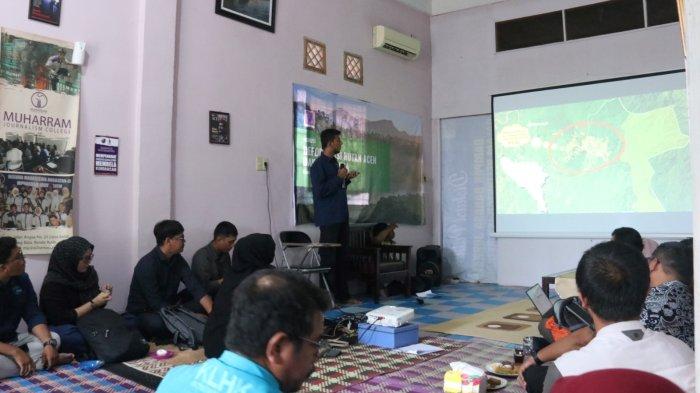 Aliansi Jurnalis Independen (AJI) Kota Banda Aceh menggelar diskusi bertajuk “Deforestasi Hutan Aceh dan Solusinya” di Sekretariat AJI Banda Aceh, pada Kamis (29/2/2024).