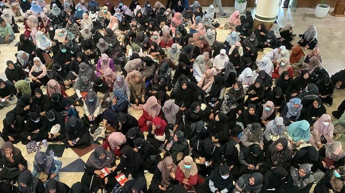 DUDUKI KANTOR GUBERNUR – Seratusan massa Aparatur Sipil Negara (ASN) Rumah Sakit Umum Daerah Zainoel Abidin (RSUDZA) Banda Aceh menduduki lobi kantor gubernur Aceh, Jumat (18/7/2025). Mereka menuntut pencairan hak yang terhambat akibat adanya Pergub No. 15 Tahun 2024.