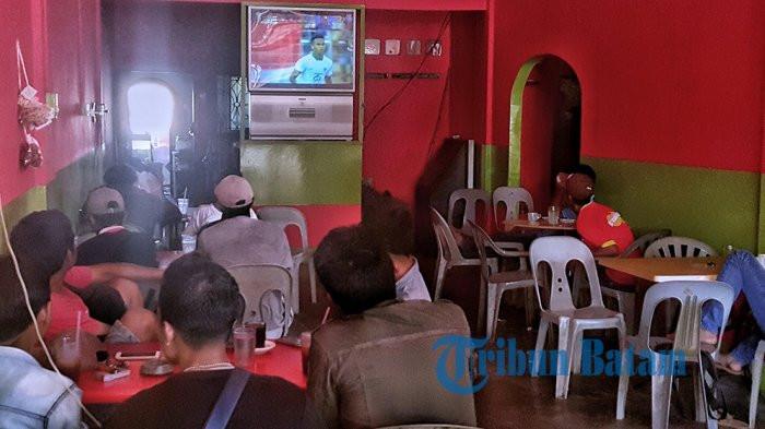 Acara nonton bareng di warung kopi