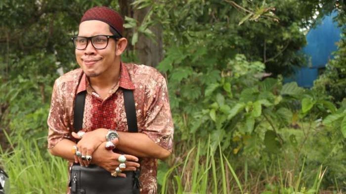 Muchtar Abdullah alias Aduen Jelas beraksi dalam serial komedia Eumpang Breuh bertajuk Sibak Rukok Teuk 3 (2015) yang dibesut sutradara kawakan Aceh, almarhum Imran Nyak Abeudo alias Bang Edo.