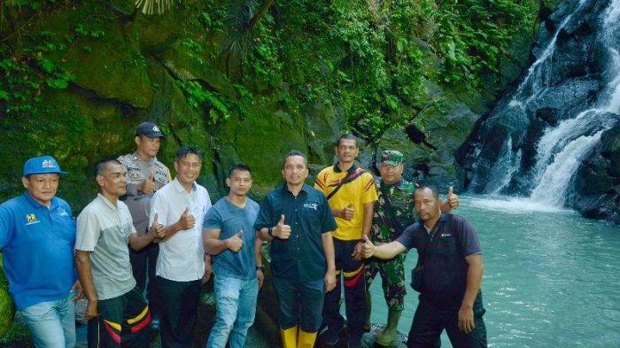 Pj Wali Kota Sabang, Reza Fahlevi bersama perangkat Kecamatan Sukamakmue dan warga Batee Shok foto bersama seusai bergotong royong membersihkan kawasan wisata air terjun Pria Laot, Sabang, Rabu (9/11/2022)