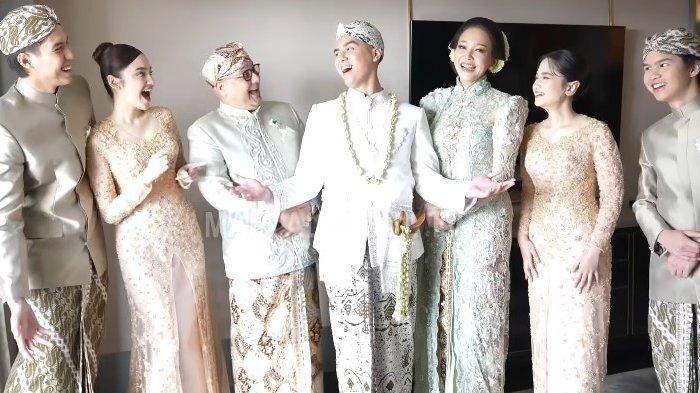 PERNIKAHAN AL GHAZALI - Selebriti Al Ghazali dalam sesi foto bersama keluarga dan dua calon adik iparnya, Syifa Hadju dan Tissa Biani sebelum melangsungkan akad nikah di sebuah hotel di Setiabudi, Jakarta Selatan, Senin (16/6/2025).