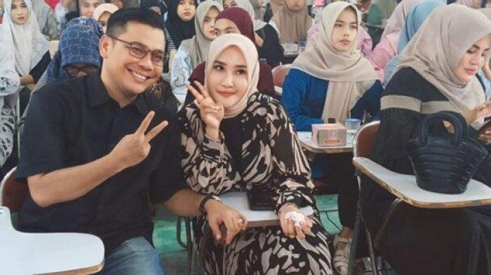 Dari kiri: Calon Wakil Bupati nomor urut 2, Alzaizi, Ny Mona Alzaizi, Ny Rohana (istri Sarjani) berfoto bersama relawan usai rapat di Kantor DPW Partai Aceh Pidie, Sabtu (19/10/2024)