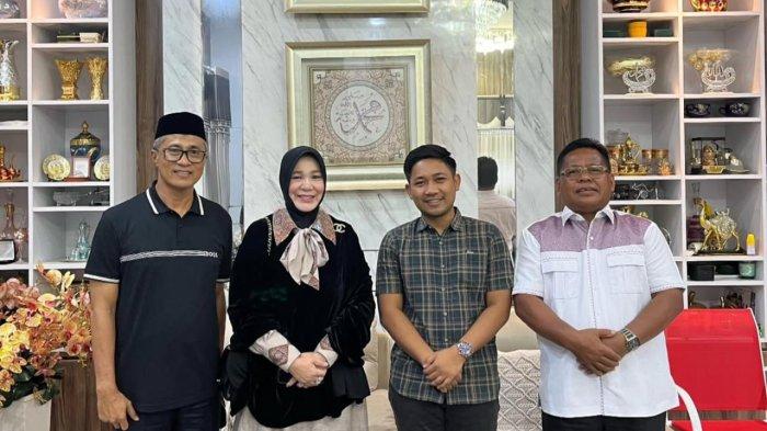 FOTO BERSAMA - Wali Kota Banda Aceh, Illiza Sa'aduddin Djamal didampingi suami Amir Ridha foto bersama dengan mantan wali kota setempat, Aminullah Usman dan anggota DPRK Banda Aceh dari Fraksi PAN, M Zidan Al Hafidh usai melakukan pertemuan di kediaman Aminullah di Lampaseh Aceh, Minggu (16/2/2025) malam.