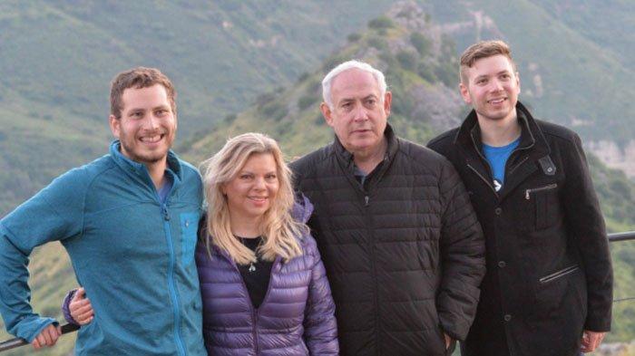 (Dari kiri ke kanan) Avner, Sara, Benjamin dan Yair Netanyahu melakukan tur di Dataran Tinggi Golan pada tanggal 23 April 2019.