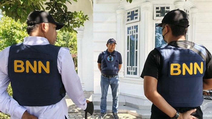 Geledah – Anggota BNNK Bireuen, Senin (23/6/2025) melakukan penggeledahan di salah satu rumah tersangka Al warga Bireuen yang ditangkap di Padang, Sumatera Barat.