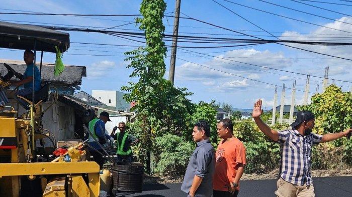 Anggota DPRA Dapil Aceh Besar, Hasballah bersama Keuchik Meunasah Intan meninjau langsung proses pengaspalan jalan di ruas jalan Pasar Ulee Kareng-Pasar Lam Ateuk, Kamis (3/7/2025) lalu.