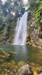 Anggota pecinta alam Musang Jak Sabe Aceh Timur, saat mengeksplorasi air terjun Sijuk, pada 29 April 2024.