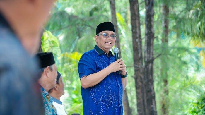Bakal Calon Bupati Aceh Besar, H Musannif SE SH memberikan apresiasi kepada Kelompok Posyandu Lanjut Usia (Lansia) di Gampong Neuheun, Kecamatan Mesjid Raya, Aceh Besar, Jumat (26/7/2024) pagi.