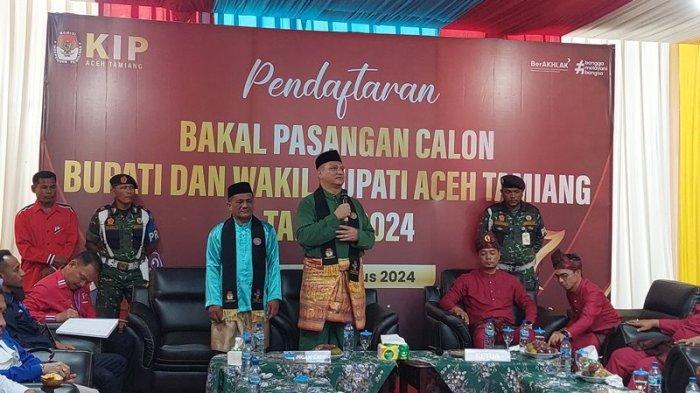 Armia Fahmi dan Ismail saat mendaftar sebagai bacalon Bupati dan Wakil Bupati ke Kantor KIP Aceh Tamiang. Keduanya telah ditetapkan sebagai pasangan yang maju pada Pilkada 2024.