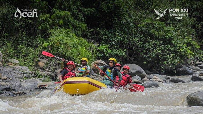 Wisatawan saat menjajal arung jeram di Tembolon, Kecamatan Syiah Utama, Kabupaten Bener Meriah.