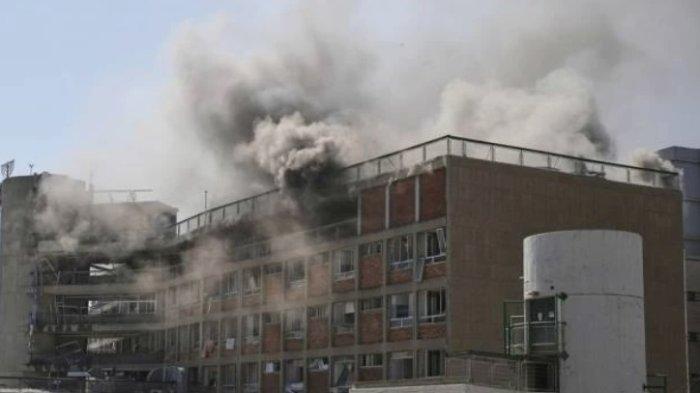 RUDAL IRAN - Asap mengepul dari Rumah Sakit Soroka yang terkena serangan rudal Iran di Beer Sheva, selatan Israel, Kamis (19/6/2025). Akibat kondisi yang tak terkendali, sejumlah warga dilaporkan melakukan penjarahan di kawasan yang terdampak serangan.