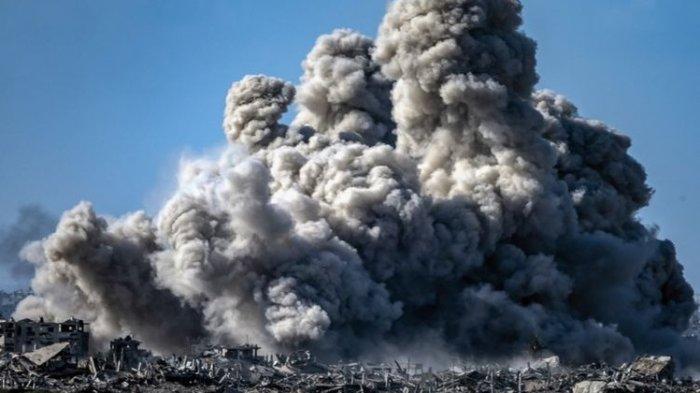 Foto yang diambil dari posisi dekat Sderot di sepanjang perbatasan Israel dengan Jalur Gaza menunjukkan asap mengepul selama pengeboman Israel di wilayah Palestina utara pada 21 November 2023, di tengah pertempuran yang sedang berlangsung antara Israel dan kelompok Palestina Hamas.