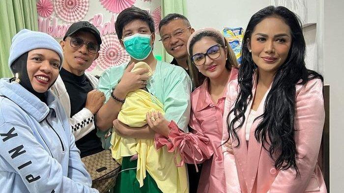 Aurel Hermansyah Lahirkan Anak Kedua, Geni Faruk Ungkap Rasa Syukur sang Cucu Hadir ke Dunia