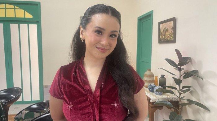 Ayushita menggantikan tugas Putri Marino sebagai Mbak Pur di Losmen Bu Broto The Series