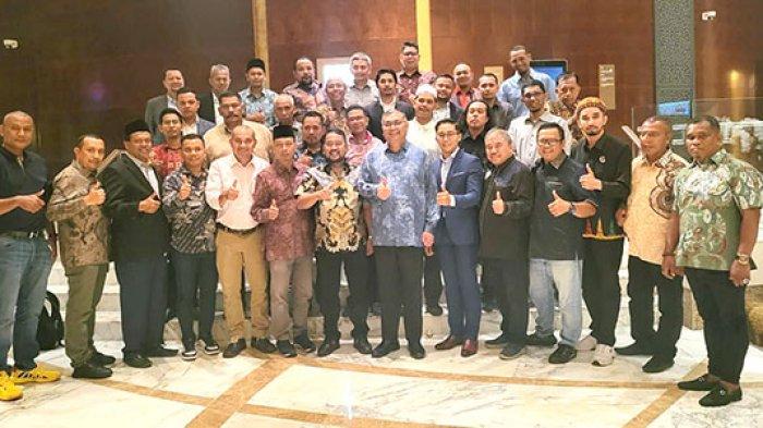 BINCANG NIAGA - Wakil Menteri Dalam Negeri (Wamendagri) Malaysia, Datuk Sri Shamsul Anuar Nasarah (tengah) berfoto bersama para pengusaha, peniaga, dan akademisi keturunan Aceh, dari Indonesia dan Malaysia, usai pembukaan “Bincang Bisnis Aceh Bisnis Forum” di Hotel Grand Hyaat Kuala Lumpur, Senin (12/6/2023) malam.