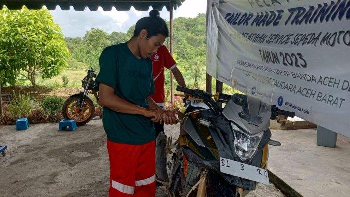 BPVP Banda Aceh Gelar Servis Motor Gratis & Pangkas Gratis Untuk Santri di Aceh Barat