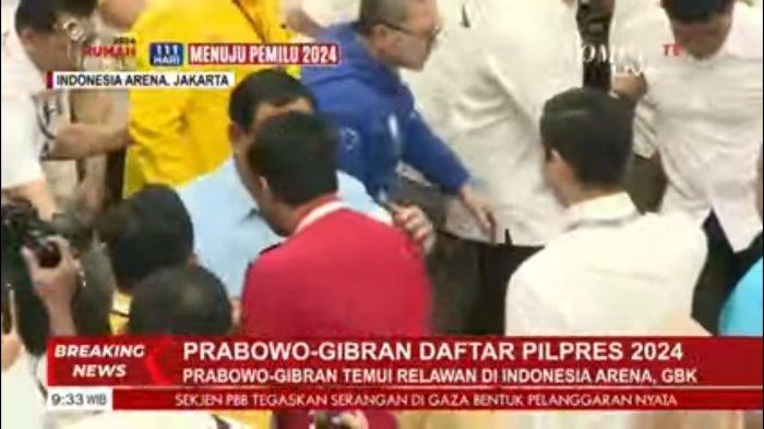 Bacapres Prabowo Subianto memeluk Ketum Partai Aceh Muzakir Manaf (Mualem) setiba di kompeks Gelora Bung Karno (GBK) untuk deklarasi pasangan Prabowo-Gibran, Rabu (25/10/2023).