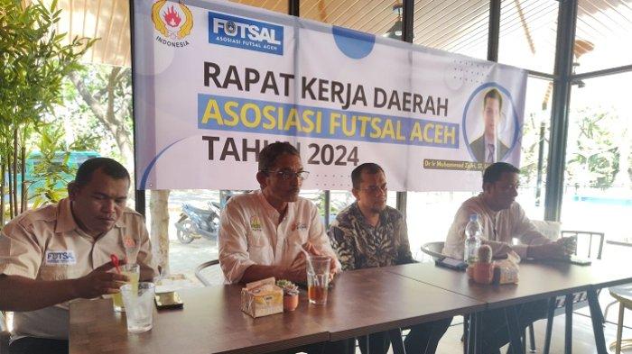Ketua Pelatda PON KONI Aceh, Bakhtiar Hasan (dua kiri), didampingi Ketua Asosiasi Futsal Aceh, Dr Ir M Zulfri, ST, MM, MT, IPM (dua kanan), saat Rakerda AFA di Pitstop IMBI, Lhong Raya, Banda Aceh, Senin (22/4/2024).