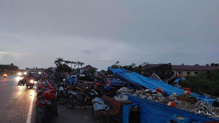 Bangunan di Simpang Rangkaya, Kecamatan Tanah Luas, Kabupaten Aceh Utara rusak parah setelah diterjang angin kencang.