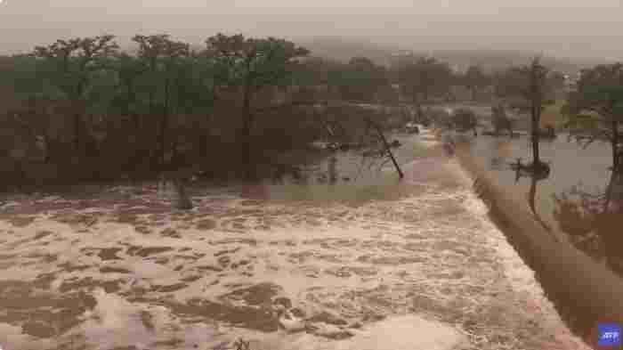 BANJIR DI TEXAS. Gambar tangkap layar YouTube AFP News Agency, Minggu (6/7/2025, Banjir dahsyat melanda Texas: tepian Sungai Guadalupe jebol. Sedikitnya 79 orang tewas dan puluhan lainnya hilang akibat banjir bandang dahsyat yang melanda Texas bagian tengah sejak awal pekan Hari Kemerdekaan AS, Jumat (4/7/2025).