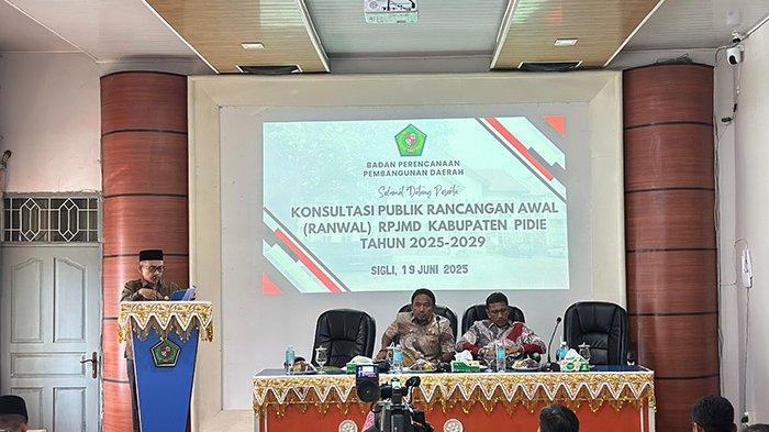 KONSULTASI PUBLIK - Kepala Bappeda Pidie, H Isnaini Ibrahim ST MSi saat menyampaikan laporkan panitia pada pembukaan konsultasi publik RPJMD periode 2025 - 2029 di Aula setempat, Kamis (19/6/2025).