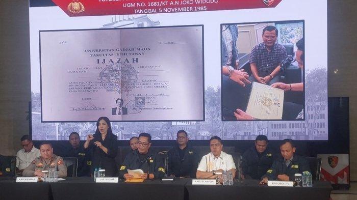 IJAZAH PALSU - Bareskrim Polri menyatakan ijazah sarjana Fakultas Kehutanan Universitas Gadjah Mada Presiden ke-7 RI, Joko Widodo (Jokowi) asli. Hal itu disampaikan Dirtipidum Bareskrim Polri Brigjen Djuhandhani Rahardjo Puro di Mabes Polri, Jakarta Selatan, Kamis (22/5/2025).
