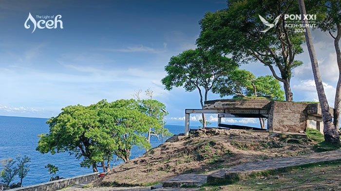 Salah satu Benteng Anoi Itam atau Benteng Jepang di Sabang yang masih memperlihatkan struktur yang utuh. Terletak di tepi tebing dengan pemandangan laut yang indah.