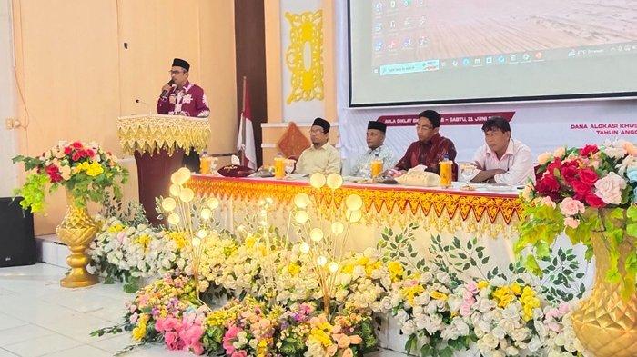 BIMTEK LITERASI - Kepala Dispersip Pidie, Turno Junaidi, memberikan sambutan pada bimtek literasi di Aula Diklat BKPSDM Pidie, Kamis (26/6/2025).