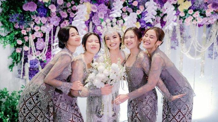 Bridesmaid di Pernikahan Mahalini dan Rizky Febian.