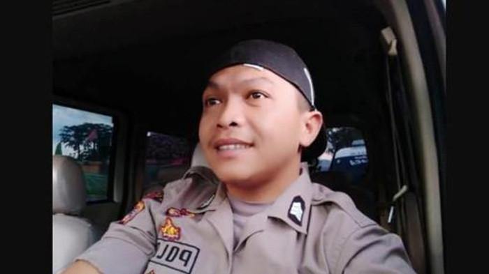 POLISI GUGUR BERTUGAS - Bripka Cecep, anggota Bhabinkamtibmas Polsek di Polres Garut yang gugur saat mengamankan panggung hiburan rakyat pernikahan anak Gubernur Jawa Barat, Dedi Mulyadi, yaitu Maula Akbar Mulyadi Putra dengan Wakil Bupati Garut, Putri Karlina, yang berlangsung di Lapangan Oto Iskandar Dinata, Kecamatan Garut Kota, Jumat (18/7/2025).