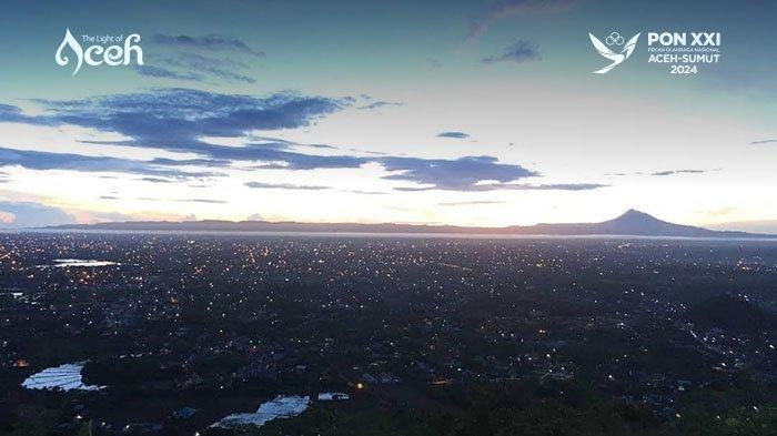 Gemerlap cahaya Kota Banda Aceh dari Bukit Glee Gurah, Aceh Besar.