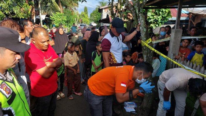 Polres Aceh Barat saat mengidentifikasi jasad korban gantung diri yang masih terlilit tali dileher, Jumat (2/11/2023) di kawasan Komplek Budha Suci, Kecamatan Meureubo.