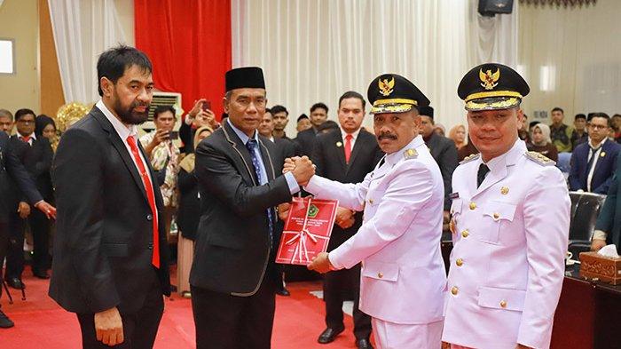 PELANTIKAN - Gubernur Aceh, Muzakkir Manaf (Mualem) menyaksikan jabat tangan antara Bupati Pidie, Sarjani Abdullah dan Drs Samsul Azhar (sebelumnya Pj Bupati Pidie) usai pelantikan Bupati/Wakil Bupati Pidie Sarjani Abdullah/Alzaizi di Gedung DPRK Pidie, Selasa (18/2/2025).