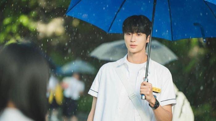Byeon Woo-seok ketika ia memerankan karakter utama Ryu Seon-jae Lovely Runner