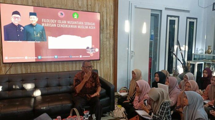 Pemilik Museum Rumoh Aceh, Tarmizi A Hamid atau Cek Midi memaparkan tentang koleksi manuskrip Aceh di hadapan 65 mahasiswa dari berbagai fakultas di lingkungan UIN Ar-Raniry Banda Aceh pada Senin (21/10/2024) belajar lapangan tentang Filologi Islam Nusantara