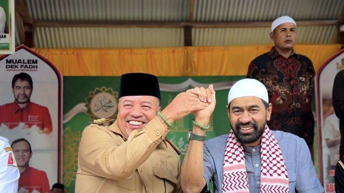 SERAHKAN CENDERAMATA- Bupati Nagan Raya, TR Keumangan menyerahkan cendra mata batu giok ke Gubernur Aceh Muzakir Manaf di sela kunjungan silaturahmi ke dayah di Nagan, Rabu siang.
