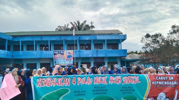 Civitas akademika Sekolah Tinggi Agama Islam Syekh Abdurrauf (STAISAR) menggelar unjuk rasa menuntut empat pulau Aceh, yang beralih kepemilikan ke Sumatera Utara, dikembalikan, Senin (16/6/2025).