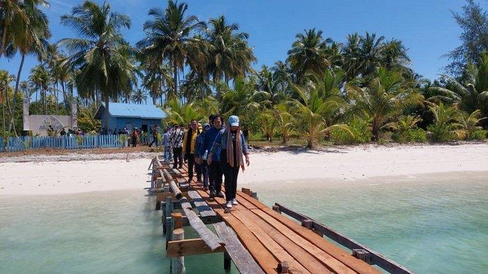 DPD RI berjalan di dermaga Pulau Panjang satu dari empat pulau yang dikembalikan ke Aceh di perbatasan Kabupaten Aceh Singkil dengan Tapanuli Tengah, Sumatera Utara, Minggu (22/6/2025)