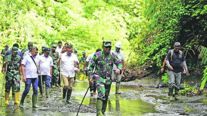 ZIARAH MAKAM CUT MEUTIA - Danrem 011/Lilawangsa, Kolonel Inf Ali Imran menempuh perjalanan ekstrem menziarahi Makam Pahlawan Nasional, di Gampong Alue Rime, Kecamatan Pirak Timu, Aceh Utara, Selasa (02/07/2024).