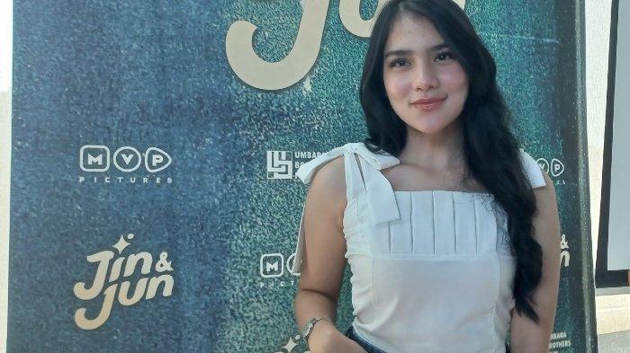 Pemain film dan sinetron Davina Karamoy disela syukuran jelang syuting film Jin dan Jun di MVP Pictures, kawasan Kuningan, Jakarta Selatan, Jumat (19/8/2022)