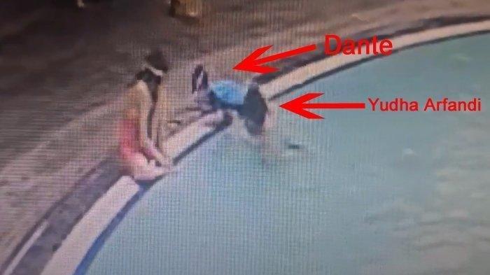 Detik-detik rekaman sebelum Dante anak Tamara Tyasmara meninggal dunia di kolam renang. Terlihat Yudha Arfandi mendampingi Dante saat berenang