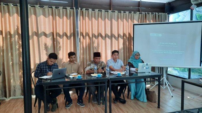 Diskusi publik pemantauan tahapan Pemilu 2024 menghadirkan Ketua Panwaslih Aceh Agus Syahputra (dua kanan), Mantan Komisioner KIP Aceh Akmal Abzal (tengah), Direktur Katahati Institute Raihal Fajri (kanan), dan perwakilan MaTA Hafijal (dua kiri) di Paopia Garde, Gampong Pango Raya, Banda Aceh pada Kamis (20/7/2023). Diskusi itu dipandu oleh aktivis ICW, Tibiko Zabar.